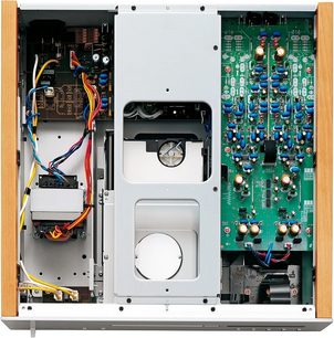 Yamaha CD-S1000 sort CD-afspiller, indvendigt syn af elektroniske og mekaniske komponenter, grønne og blå printplader