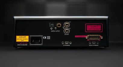 Must Cyrus CDt-XR CD-mängija, esivaatest, tagaküljel olevad ühendused, LED-ekraanil kiri "Class 1 Laser Product", valmistatud Inglismaal
