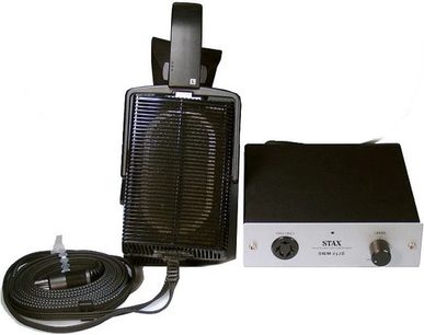 Audio zesilovač STAX SRS-2050 II, černá elektrostatická sluchátka, spirálový kabel, pohled zepředu na bílém pozadí