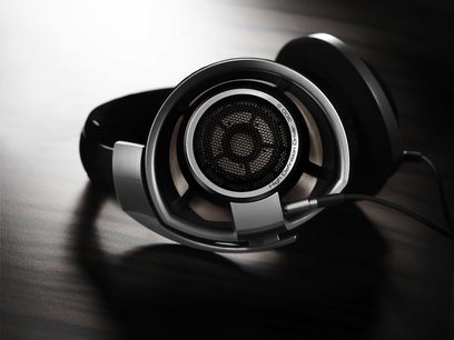 Sennheiser HD 800 sort hi-fi hovedtelefoner, nærbillede af højre side, højre ørekop med metalrist