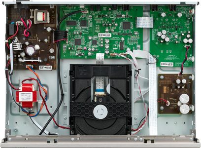 Denon DCD-900NE hopeinen CD-soitin, sisänäkymä elektroniikkakomponenteista, piirilevyistä, tuulettimesta ja muuntajasta
