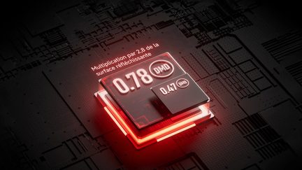 Układ DMD 0,78 do projektora, czerwone odwzorowanie 3D na płytce elektronicznej, porównanie z powierzchnią układu DMD 0,47 powiększoną 2,8 raza