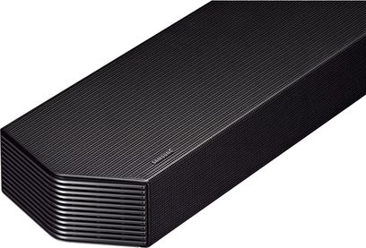 Černý soundbar Samsung HW-Q930H, pohled pod úhlem, obdélníkový design s perforovanou mřížkou a rýhovaným koncem