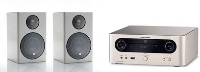 Hi-Fi mini systém Marantz CR502 složený z kompaktního zesilovače a dvou regálových reproduktorů, stříbrnošedé barvy