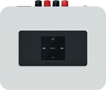 BlueSound PowerNode 2 hvid stereo hi-fi-forstærker, frontpanel med skærm, knapper og stik, 4 røde og sorte knapper øverst