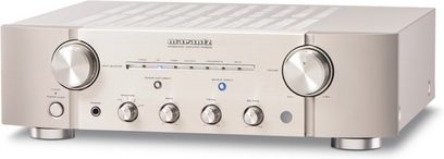 Marantz PM8003 sølvfarvet stereo hi-fi-forstærker, set forfra, frontpanel med knapper og drejeknapper, hovedtelefon- og mikrofonindgange