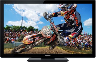 Panasonic TX-P65VT30E TV-skærm, der viser en motocrosskører, som udfører et spektakulært hop under en konkurrence