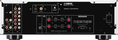 Yamaha A-S701 sidabrinės spalvos hi-fi stereo stiprintuvas, priekinis vaizdas. Juoda priekinė panelė su sidabriniais mygtukais ir garso lizdais