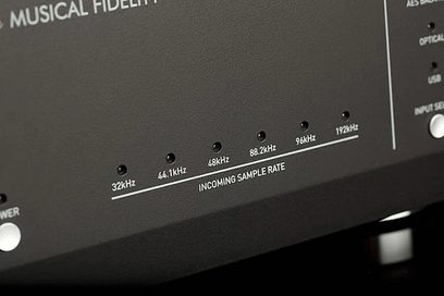 Musical Fidelity M1 DAC sort audio-konverter, nærbillede af forsiden, 6 nummererede digitale samplingindgange