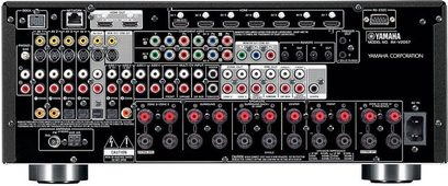 Yamaha RX-V2067 sort AV-receiver set forfra, mange stik og knapper på forsiden, to drejeknapper i enderne