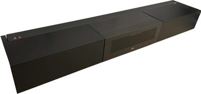 Oray Møbel Serie 2 100 tommer sort til ultra short throw‑projektor, langt lavt møbel med perforeret frontpanel i midten