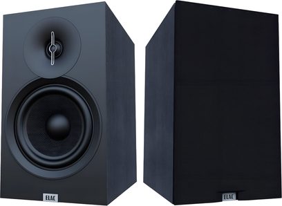 Par af Elac Debut 3.0 DB63 hyldehøjttalere i sort træ, en med grille, den anden med horn-tweeter og woofer