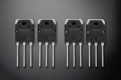 Fire sorte Toshiba-transistorer, to C5200N og to A1943N, opstillet lodret, hver med 3 metalben