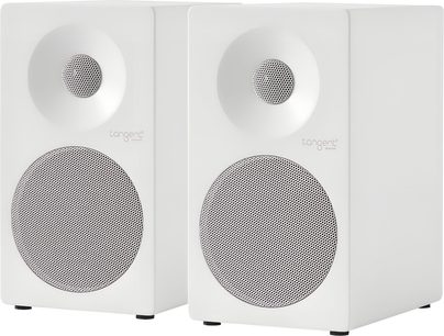 Dois alto-falantes de estante Tangent Spectrum II X4 brancos, com grades metálicas perfuradas, vista de três quartos frontal