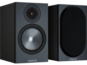 Полична акустична система Monitor Audio Monitor 50 чорного кольору, вигляд спереду з видимим динаміком і знімною решіткою поруч