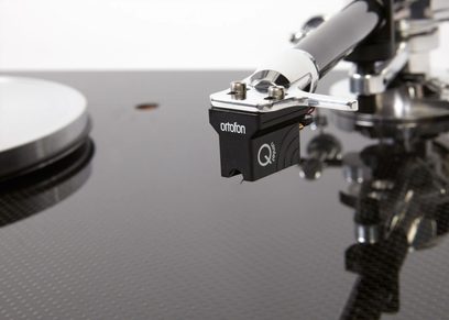 Ortofon Q vinyl pladespiller på metalarm, tæt sidesyn af tonarmen og pickuppen