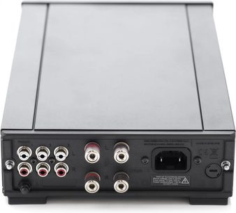 Rega io sztereó hi-fi erősítő, elölnézet, fekete előlap ezüst színű gombokkal és audio csatlakozókkal, szürke fémházzal