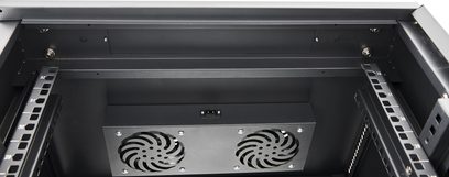 Norstone Pro Rack 18U serverikapp kahe ümmarguse ventilaatori, nummerdatud perforeeritud postide ja musta metallkonstruktsiooniga