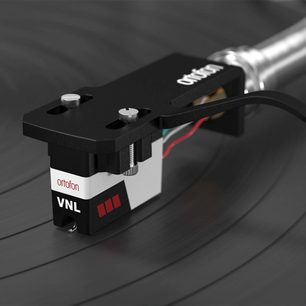 Cellule Ortofon VNL pour platine vinyle DJ, noire et rouge, vue rapprochée de côté sur fond noir mat