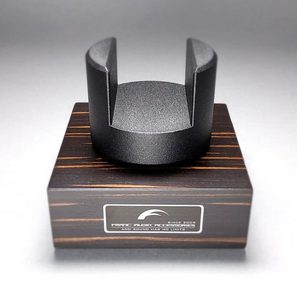 Drewniana podstawka na kable audio marki Franc Audio Accessories, model Câbles stand, z dwoma U-kształtnymi wycięciami na górze