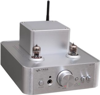 Taga Harmony HTA-700B v.3, amplificatore integrato stereo a valvole, finitura argento, corpo rettangolare, pannello frontale spazzolato, due valvole a vista sulla parte superiore, grande manopola circolare centrale, tre piccoli pulsanti rotondi a destra, presa cuffie e pulsante di accensione a sinistra, antenna nera sul retro, vista da tre quarti anteriore