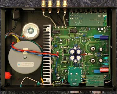 Vista interna di un amplificatore hi-fi Lector Audio ZXT-70 nero che mostra circuiti stampati verdi, componenti elettronici e cavi colorati
