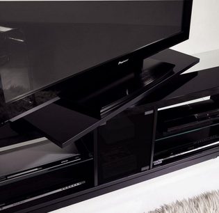 Sort TV-møbel med glashylder, set fra 3/4 vinkel, indeholdende en DVD-afspiller og en satellitmodtager