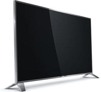 Philips 55PUS8809 sort fladskærms-TV, sort, set fra en trekvartvinkel forfra, stående på en sølvfarvet metalstøtte
