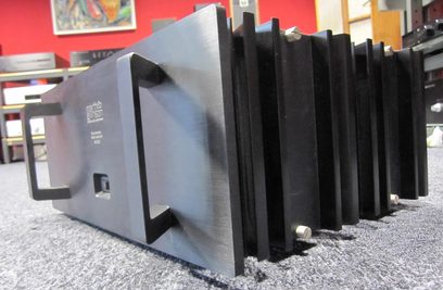 Mark Levinson No.23.5 stereoforsætter i børstet sort metal, nærbillede forfra, 8 kølelegemesrør på række