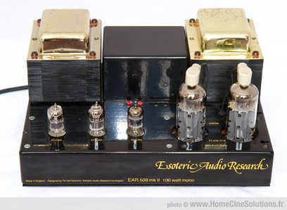 Monofonní lampový zesilovač EAR 509 mk II 100 watt, pohled zepředu, černý kryt, 2 lampy, 3 zlaté potenciometry na kanál