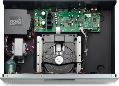 Rotel CD11 MKII CD-afspiller, set ovenfra, grøn printplade, elektroniske komponenter, flerfarvet kabelføring