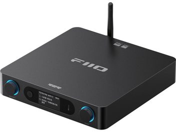 FiiO BR15 R2R svart DAC-lydomformer, sett fra trekvart vinkel med frontskjerm, doble blå dreiehjul og bakre antenne