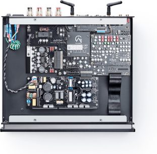 Primare I15 Prisma sort hi-fi stereoforstærker, indvendigt billede der viser de elektroniske komponenter på et metalchassis