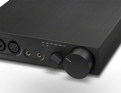 Слушалков предусилвател Sennheiser HDV 820 черен, изглед отпред отблизо, преден панел с бутони и жакове, правоъгълен корпус