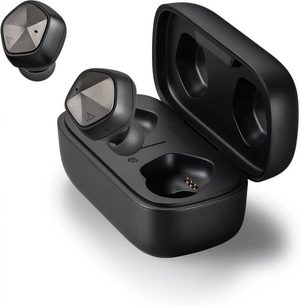 Černá bezdrátová sluchátka do uší Astell&Kern AK UW100, matně černé nabíjecí pouzdro, pohled zepředu a z profilu