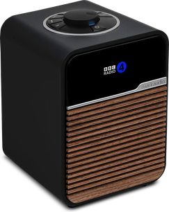 Rádio de mesa Ruark Audio R1S preta, frente com lamelas de madeira, tela, botão superior, vista 3/4 frontal