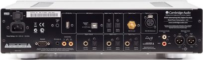 Cambridge Audio Azur 851D sort audio DAC-konverter, set forfra, tilslutninger på bagsiden, knapper og display på forsiden