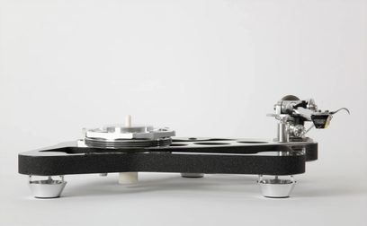 Hi-fi pladespiller Rega Naia med Aphelion 2 MC pickup, set fra siden, sort udskåret base, metalfødder, sølvfarvet midterplade
