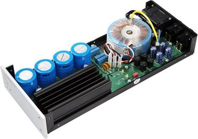 Προενισχυτής πικάπ Lehmann Audio Decade μαύρου χρώματος, πλάγια όψη από πάνω, με ορατά ηλεκτρονικά εξαρτήματα σε τυπωμένο κύκλωμα
