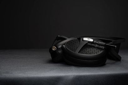 Åben hi-fi hovedtelefon Meze Audio Empyrean II i sort, set fra en trekvartvinkel forfra, placeret på en mat sort overflade