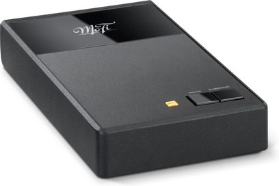 Musta MoFi Electronics StudioPhono -phonoesivahvistin, suorakulmainen kotelo, jossa Mono- ja Subsonic-painikkeet