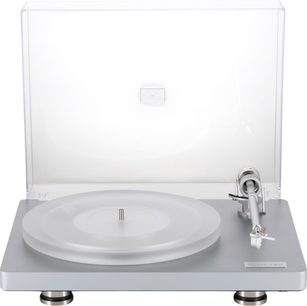 ClearAudio Compass hi-fi platenspeler in zilvergrijs aluminium met een mat acryl draaiplateau, opgeklapte transparante stofkap en zilverkleurige metalen toonarm, vooraanzicht