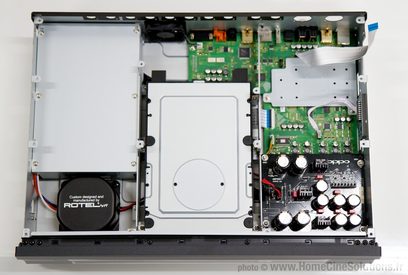 Přehrávač Blu-ray OPPO BDP-95EU otevřený, pohled zepředu na vnitřní část ukazující tištěné spoje, elektronické a mechanické součásti