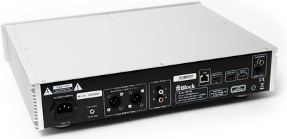 Sølvfarget high-fidelity CD-spiller Block HD-120, sølvfarget metallkabinett, bakside sett litt ovenfra med svart panel utstyrt med IEC-strøminntak, to XLR-utganger, RCA-utganger, LAN-port, HDMI- og USB-porter