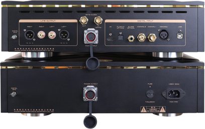 Cayin Pearl 30D DAC-lydomformer med dobbelt sort metalkabinet og gyldne kanter, close-up af bagsiden med adskillige XLR-, RCA-, BNC-, USB- og optiske stik samt to runde strømindgange