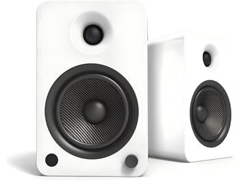 Set de două boxe inteligente Kanto YU6 din MDF alb mat, vedere frontală a primei boxe cu tweeter și woofer negre încadrate de inele, cu două discuri mici în partea de jos, a doua boxă parțial vizibilă în fundal dintr-un unghi de trei sferturi