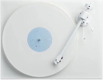 Pro-Ject T1 White Edition valge hi-fi vinüülplaadimängija, vaade ülalt, valge läikiva ristkülikukujulise alusega, läbipaistvast akrüülist taldrik ja sirge toonarm, mis sobib komplekti värviga