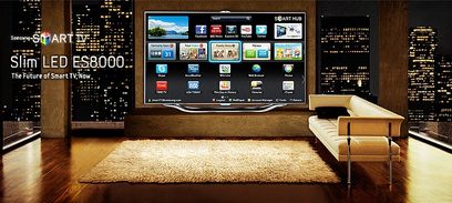 Televizor Samsung UE55ES8000 LED Smart TV umístěný na nábytku, na obrazovce zobrazené uživatelské rozhraní, v pozadí obývací pokoj