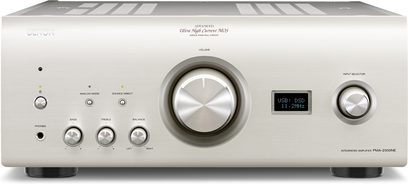 Wzmacniacz hi-fi stereo Denon PMA-2500NE w kolorze srebrnym, widok z przodu, z przyciskami, pokrętłem głośności, wyświetlaczem, portami USB i DSD