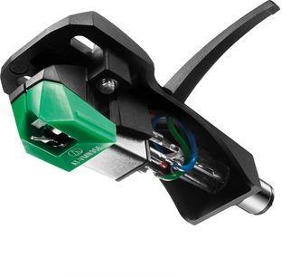 Grøn Audio Technica AT-VM95E/H-pickup på sort headshell set fra siden